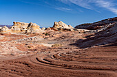 Erodierter weißer Pillow Rock oder Brain Rock Sandstein in der White Pocket Recreation Area, Vermilion Cliffs National Monument, Arizona. Sowohl der rote als auch der weiße Sandstein sind Navajo-Sandstein, aber der rote hat mehr Eisenoxidanteil