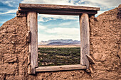 Das Fenster einer alten Ruine in Hot Springs umrahmt die Wüstenlandschaft im Big Bend National Park in Texas