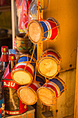 Dominikanische Chupa-Tambora-Trommeln in Miniaturformat zum Verkauf im Mercado Modelo in Santo Domingo, Dominikanische Republik