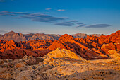 Roter und weißer Azteken-Sandstein im Fire Canyon bei Sonnenaufgang im Valley of Fire State Park in Nevada. Der weiße Sandstein wird Silica Dome genannt. Seine Sandkristalle sind fast reine Kieselsäure.