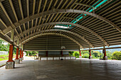 Aktivitätspavillon im Jugendlager der Kirche Jesu Christi der Heiligen der Letzten Tage in Bonao, Dominikanische Republik. Der Pavillon wird für Konzerte, Tänze, Sport und Gruppentreffen genutzt.