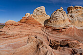 Eine tipi-förmige Sandsteinfelsformation in der White Pocket Recreation Area, Vermilion Cliffs National Monument, Arizona