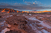 Fragile erodierte Azteken-Sandsteinformationen bei Sonnenuntergang in Little Finland, Gold Butte National Monument, Nevada