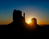 Sonne hinter dem East Mitten im Monument Valley Navajo Tribal Park in Arizona