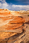 Farbenfroher erodierter Navajo-Sandstein in der White Pocket Recreation Area, Vermilion Cliffs National Monument, Arizona. Hier sind sowohl plastische Verformung als auch Querschichtung zu sehen.