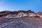 Farbenprächtige Furnace Creek-Formationen nahe der Mündung des Golden Canyon im Death Valley National Park in der Mojave-Wüste, Kalifornien