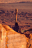 Teleaufnahme des Totempfahls im Monument Valley von Hunt's Mesa im Monument Valley Navajo Tribal Park in Arizona