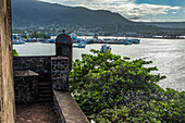 Ein spanischer Guerite oder Wachposten im Fortaleza San Felipe, heute ein Museum in Puerto Plata, Dominikanische Republik, mit Blick auf den Hafen