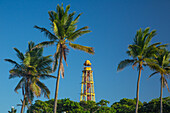 Der gusseiserne Leuchtturm von Puerto Plata wurde 1879 im heutigen La Puntilla Park in Puerto Plata, Dominikanische Republik, erbaut. Er ist 24,38 Meter hoch. Im Vordergrund ist ein Amphitheater im Park zu sehen.