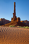 Der Totempfahl mit gewelltem Sand im Monument Valley Navajo Tribal Park in Arizona