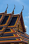 Dachdetail des Tempels des Smaragdbuddhas im Grand Palace Komplex in Bangkok, Thailand. Zu sehen sind die kunstvollen Chofa, Bai Raka und Hong Hongse