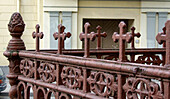 Kreuze an einem Zaun vor der Kirche St. Nikolaus in der Altstadt von Vilnius, Litauen. Sie ist die älteste Kirche in Litauen. Ein UNESCO-Weltkulturerbe