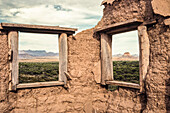 Die Fenster einer alten Ruine bei Hot Springs umrahmen die Wüstenlandschaft im Big Bend National Park in Texas