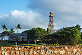 Der gusseiserne Leuchtturm von Puerto Plata wurde 1879 im heutigen La Puntilla Park in Puerto Plata, Dominikanische Republik, erbaut. Er ist 24,38 Meter hoch. Im Vordergrund ist ein Amphitheater im Park zu sehen.