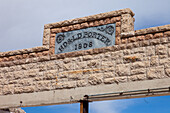 Schild an den Ruinen des Porter Brothers Store Mercantile-Gebäudes in der Geisterstadt Rhyolite, Nevada