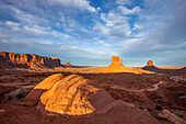 Die Felsblöcke vor den Mittens im Monument Valley Navajo Tribal Park in Arizona. Sentinal Mesa ist links