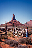 Ein Navajo-Cowboy an einem Korral-Tor im Monument Valley Navajo Tribal Park in Arizona