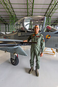 Ein Pilot der dominikanischen Luftwaffe am Geschütz eines Super Tucano-Kampfflugzeugs auf dem Luftwaffenstützpunkt San Isidro in der Dominikanischen Republik