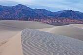 Wellen in den Mesquite Flat Sanddünen im Death Valley National Park in der Mojave-Wüste, Kalifornien. Dahinter die Black Mountains