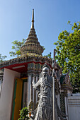 Eine chinesische Wächterstatue im Wat Pho, dem Tempel des liegenden Buddhas in Bangkok, Thailand