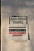 Eine Covid-19-Botschaft in der Mission San Xavier del Bac, Tucson Arizona