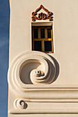 Geschnitztes dekoratives Detail mit einem maurischen Motiv über einem Fenster in der Mission San Xavier del Bac, Tucson Arizona