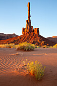 Der Totempfahl mit gewelltem Sand im Monument Valley Navajo Tribal Park in Arizona