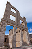 Ruinen des 1908 fertiggestellten Gebäudes der Cook Bank in der Geisterstadt Rhyolite, Nevada