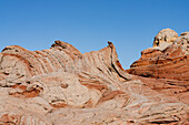 Erodierter Navajo-Sandstein in der White Pocket Recreation Area, Vermilion Cliffs National Monument, Arizona. Das Bild zeigt ein gutes Beispiel für die Querschichtung in den Sandsteinschichten.