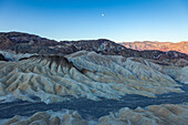 Monduntergang über den Panamint Mountains und dem Zabriskie Point im Death Valley National Park in Kalifornien