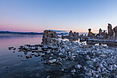 Blick auf die Tuffsteinformationen am Mono Lake in Kalifornien bei Tagesanbruch