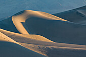 Sonnenaufgang auf den Mesquite Flat Sanddünen im Death Valley National Park in der Mojave-Wüste, Kalifornien