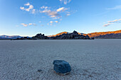 Die Tribüne, eine Quarz-Monzonit-Insel in der Racetrack Playa im Death Valley National Park in der Mojave-Wüste, Kalifornien