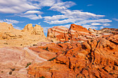 Farbenfrohe erodierte Azteken-Sandsteinformationen im Valley of Fire State Park in Nevada