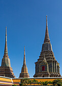 Die Turmspitzen des Phra Chedi Rai im buddhistischen Tempelkomplex Wat Pho in Bangkok, Thailand. Sie wurden von König Rama III. zur Aufbewahrung der Asche der königlichen Familie errichtet.