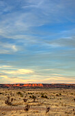 Farbenfrohe Wolken bei Sonnenuntergang über einem Tafelberg in den Hochebenen des östlichen New Mexico