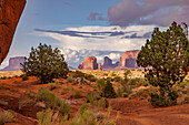 Ein Blick nach Norden in das Mystery Valley im Monument Valley Navajo Tribal Park in Arizona. Grey Whiskers Butte ist im Hintergrund in der Mitte rechts schattiert.