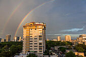 Ein doppelter Regenbogen über Wohngebäuden im Zentrum von Santo Domingo, Dominikanische Republik