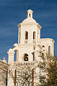 Die Glockentürme der Mission San Xavier del Bac, Tucson Arizona. Der östliche Glockenturm wurde nie fertiggestellt.
