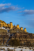 Sandstein-Hoodoos auf Badlands-Schiefergestein im Winter im Nordwesten New Mexicos bei Nageezi im San Juan Basin