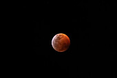 Mondfinsternis eines Super-Blutwolfsmonds bei Totalität, 21. Januar 2019, gesehen von Uxmal, Yucatan, Mexiko