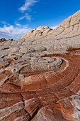 Erodierter weißer Pillow Rock oder Brain Rock Sandstein in der White Pocket Recreation Area, Vermilion Cliffs National Monument, Arizona. Sowohl der rote als auch der weiße Sandstein sind Navajo-Sandstein, aber der rote hat mehr Eisenoxidanteil