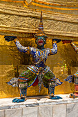 Eine kleine Yaksha-Wächterstatue im Tempel des Smaragdbuddhas auf dem Gelände des Grand Palace in Bangkok, Thailand. Ein Yaksha oder Yak ist in der thailändischen Überlieferung ein riesiger Schutzgeist.
