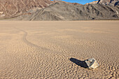 Segelstein und Bahn auf der Racetrack Playa im Death Valley National Park in der Mojave-Wüste, Kalifornien