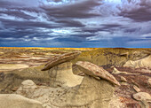 Sandsteinfelsen auf Hoodoos in den farbenfrohen Lehmhügeln in den Badlands des San Juan Basin in New Mexico