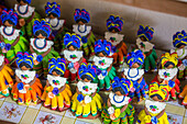 Dominikanische gesichtslose Puppen in einer Heimwerkstatt in der Dominikanischen Republik. Die gesichtslosen Puppen repräsentieren die ethnische Vielfalt der Dominikanischen Republik.