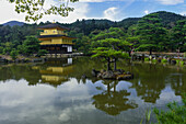 Der Kinkaku-ji, offiziell Rokuon-ji genannt, ist ein buddhistischer Zen-Tempel in Kyoto, Japan