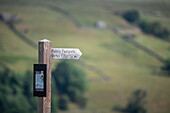 Wanderwegweiser auf einem Feld in den Yorkshire Dales, England