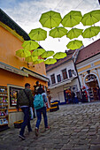 Regenschirme schmücken die Straßen von Szentendre, einer Stadt am Flussufer im Komitat Pest, Ungarn,