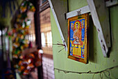 Buddhistische Dekoration im Bahnhofsrestaurant, Sri Lanka